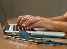 Zorgpersoneel met fysieke beperking blijft aan het werk dankzij e-health