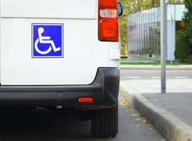 Dief steelt gloednieuwe rolstoelbus 3-jarig meisje met spierziekte 