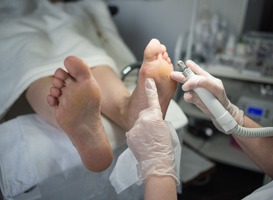 Normal_doctor-prepare-to-clean-patient-feet-with-special-2022-11-16-18-38-38-utc__1_