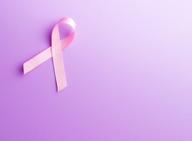 Thema Borstkankermaand 2023 is ‘Samen zij aan zij tegen borstkanker’