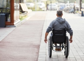 Man wacht wekenlang reparatie rolstoel zonder vervangend hulpmiddel