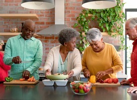 Verzorgingshuis maakt kookboek met oude recepten van bewoners met dementie