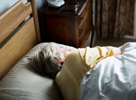 Mensen met dementie slapen beter door dynamisch licht