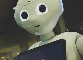 Robot Valentijn helpt mee in Haags zorgcentrum voor demente ouderen