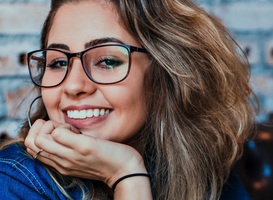 Waarom vallen gehoorapparaten onder de basisverzekering en brillen niet?