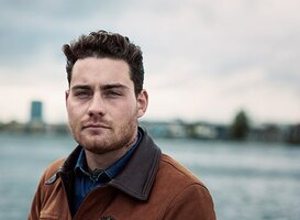 Douwe Bob speelt voor en met kinderen op Samenspeeldag