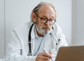 Verenso teleurgesteld dat rol specialist ouderengeneeskunde niet wordt benoemd