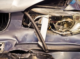 Moeder rijdt met de auto het kinderdagverblijf binnen