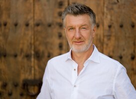 Michael Pilarczyk schrijft nieuw boek voor jongeren over mentale gezondheid en levensvisie / Michael Pilarczyk door Youri Claessens Photography