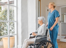 Dringende oproep om bezuinigingen ouderenzorg terug te draaien