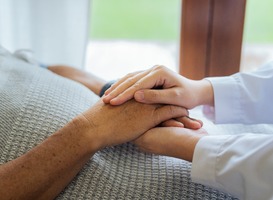 Hospices krijgen steeds meer aanmeldingen van mensen die willen sterven door te stoppen met eten en drinken. Vaak zijn dit ouderen met een ‘voltooid leven’ bij wie euthanasie geen optie is. Een merendeel van de hospices accepteert deze groep ouderen. Soms